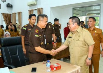 Wali Kota Pematangsiantar Wesly Silalahi, SH, MKn Bersama Kejari Pematangsiantar Mengikuti Zoom Meeting Yang Dipimpin Gubernur Sumut Muhammad Bobby Afif Nasution.