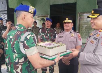 Wakapolres Simalungun Pimpin Pemberian Kue Ulang Tahun di Denpom I/I Pematang Siantar, Tegaskan Soliditas TNI-Polri di HUT TNI Ke - 81.
