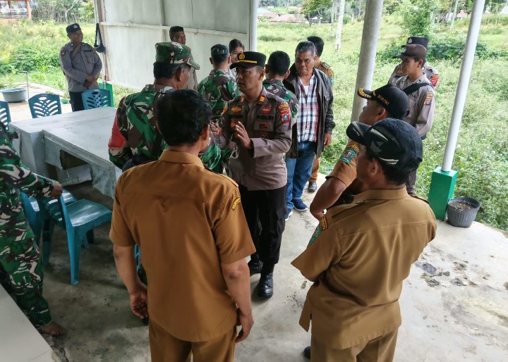 Kapolsek & Camat Dolok Pardamean Antar Kue Ulang Tahun Ke Koramil 15/SPA, Soliditas TNI-Polri dan Pemda Dijaga di HUT TNI Ke - 81.