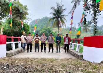 Kapolsek Siantar Martoba Renovasi Jembatan Merah Putih Menghubungkan Kelurahan Tanjung Naga Pita.