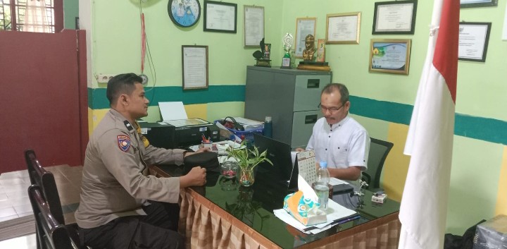 Bhabinkamtibmas Polsek Siantar Barat Sosialisasi SPMB Sekolah Taruna Bhayangkara di SMP Taman Asuhan.