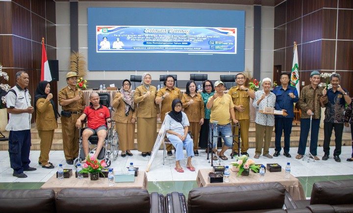 Wali Kota Pematangsiantar Wesly Silalahi, SH, MKn Diwakili Staf Ahli Bidang Pemerintahan Dra. Happy Oikumenis Daely Menghadiri Penyalurkan Bantuan Alat Kesehatan Kepada Para Lansia & Penyandang Disabilitas.