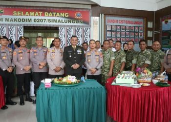 Kapolres Simalungun Pimpin Kunjungan HUT TNI Ke - 81 ke Enam Markas Komando TNI, Tukar Cenderamata dengan Dandim 0207/Simalungun.