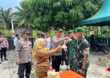 Kapolsek dan Camat Bosar Maligas Sambangi Koramil 07 di HUT TNI Ke - 81 : "Semoga TNI Semakin Jaya dan Selalu Mengabdi Pada Masyarakat.