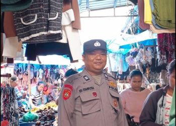 Polseķ Siantar Barat Patroli Jalan Kaki Siang Hari Antisipasi 3C di Pasar Horas.