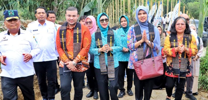 Ketua TP PKK Simalungun Sambut Hangat Tim Evaluasi Nagori Percontohan PTP2WKSS Provinsi Sumatera Utara.