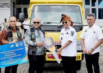Pemkab Simalungun Terima Bantuan 1 Unit Dump Truk dari PTPN IV.