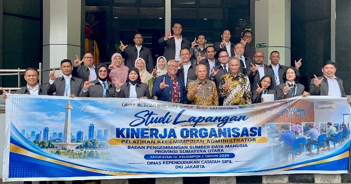 Teks foto: Foto rombongan peserta Pelatihan Kepemimpinan Administrator (PKA) Angkatan IV Kelompok 1 BPSDM Provinsi Sumatera Utara bersama pimpinan Disdukcapil Jakarta.
