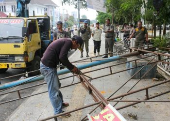 Pemko Pematangsiantar Melalui Satpol PP Bongkar Dua Papan Reklame.