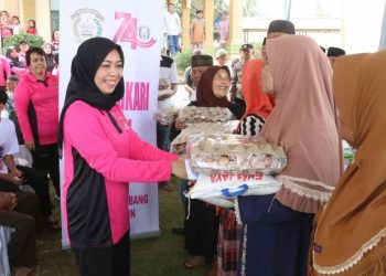 Bhayangkari Peduli, Ketua Bhayangkari Simalungun Ny. Rani Hendri Barus Dampingi Kapolres Bagi Sembako di Jumat Berkah Mariah Jambi.