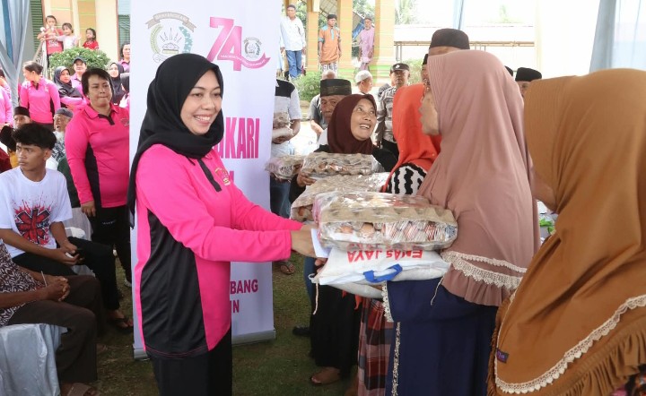 Bhayangkari Peduli, Ketua Bhayangkari Simalungun Ny. Rani Hendri Barus Dampingi Kapolres Bagi Sembako di Jumat Berkah Mariah Jambi.