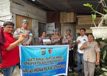 Sambut HUT Ke 24,Propam Polres Pematangsiantar Berikan Bantuan Sembako Kepada Warga.