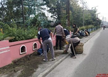 Polsek Siantar Selatan Bersama Pihak Kecamatan dan Koramil Gotong Royong Massal di Jalan Gereja.