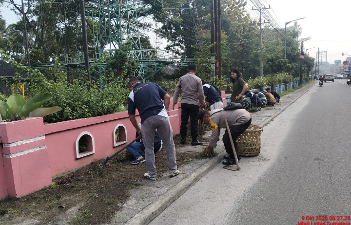Polsek Siantar Selatan Bersama Pihak Kecamatan dan Koramil Gotong Royong Massal di Jalan Gereja.
