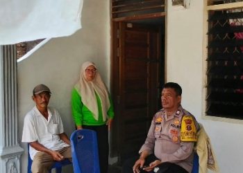 Bhabinkamtibmas Bantu Daftarkan Warga Kurang Mampu Untuk Dapatkan Bansos PKH & BPNT.