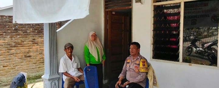 Bhabinkamtibmas Bantu Daftarkan Warga Kurang Mampu Untuk Dapatkan Bansos PKH & BPNT.
