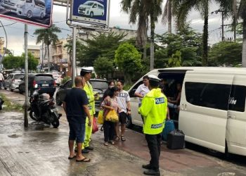 Sat Lantas Polres Pematangsiantar Edukasi Tertib Berlalu Lintas di Halte Travel Platinum & Boby Paradep.