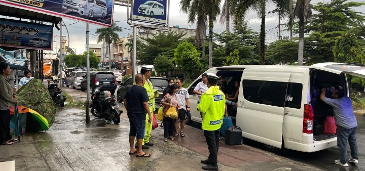 Sat Lantas Polres Pematangsiantar Edukasi Tertib Berlalu Lintas di Halte Travel Platinum & Boby Paradep.