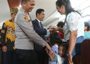 Anak Kecil Hampiri & Minta Salaman, Kapolres Simalungun Wujudkan Visi Kapolri "Polisi Bersama Masyarakat" di Safari Minggu Kasih.