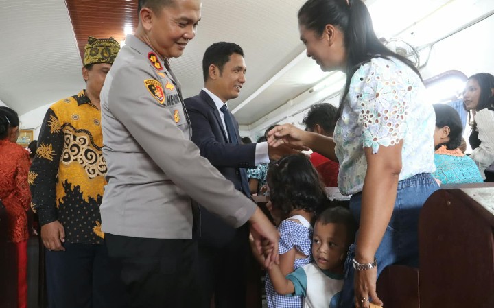 Anak Kecil Hampiri & Minta Salaman, Kapolres Simalungun Wujudkan Visi Kapolri "Polisi Bersama Masyarakat" di Safari Minggu Kasih.
