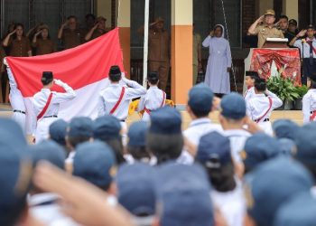 Wali Kota Pematangsiantar Wesly Silalahi, SH, MKn Menjadi Pembina Upacara Bendera di SMP Cinta Rakyat 1 Pematangsiantar.