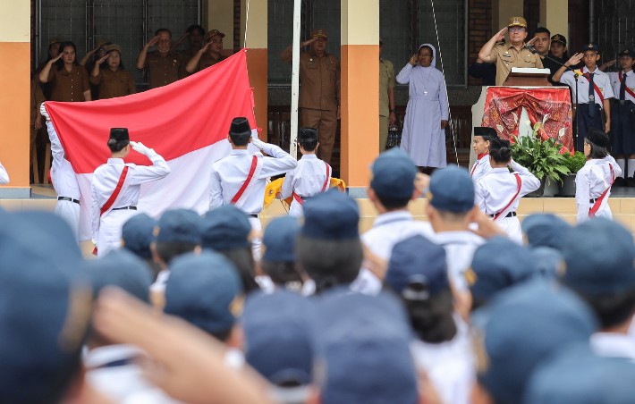 Wali Kota Pematangsiantar Wesly Silalahi, SH, MKn Menjadi Pembina Upacara Bendera di SMP Cinta Rakyat 1 Pematangsiantar.