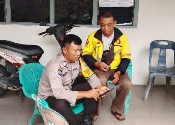 Bhabinkamtibmas Polsek Siantar Selatan Mendata Warga Untuk Dimasukkan Dalam Aplikasi Parlinsos.