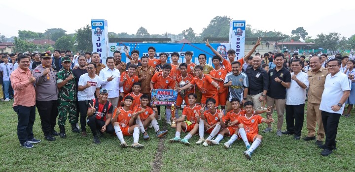 Wali Kota Pematangsiantar Wesly Silalahi, SH, MKn Diwakili Sekda Junaedi Antonius Sitanggang, SSTP, MSi & Perwakilan Unsur Forkopimda Hadiri Penutupan Kejuaraan Sepak Bola Antar Pelajar SMA/Sederajat Memperebutkan Piala Wali Kota Pematangsiantar Tahun 2026.