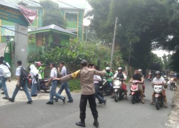 Bhabinkamtibmas Polsek Siantar Barat Gatur Lalin Pos Padat Pagi di Jalan Singosari.