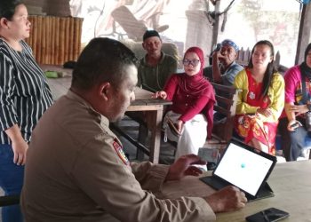 Bhabinkamtibmas Polsek Siantar Selatan Bantu Warga Jalan Pematang Pendataan Perlinsos.