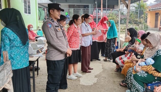 Bhabinkamtibmas Polsek Siantar Barat Hadiri Kegiatan Posyandu di Gang Kopral.