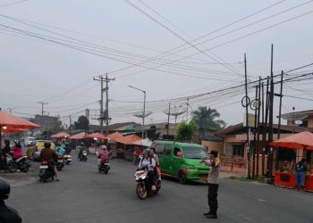 Berikan Rasa Aman & Nyaman, Bhabinkamtibmas Polsek Siantar Selatan Gatur Lalin Pos Padat Pagi.