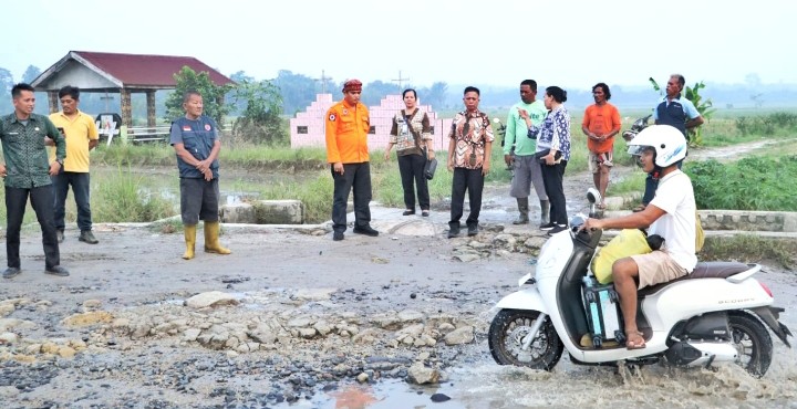 Pemkab Simalungun Seriusi Perbaikan Jalan Penghubung Huta Bayu Raja–Bosar Maligas.