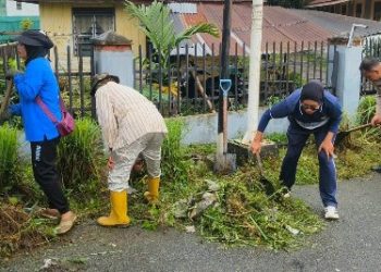 Polsek Siantar Barat Ikut Gotong Royong Bersama Warga di jalan Silimakuta.