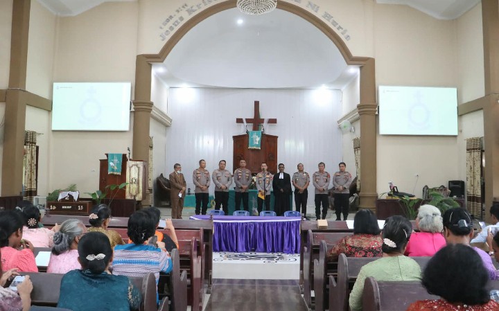 Safari Minggu Kasih di HKBP Serbelawan, Kapolres Simalungun Bagikan Paket Makanan & Ajak Jemaat Jauhi Narkoba Serta Judol.