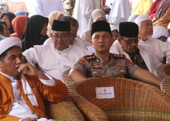 Mewakili Kapolda Sumut di Haul Ke - 17 TGB, Kapolres Simalungun Serahkan Plakat & Mohon Doa Restu.