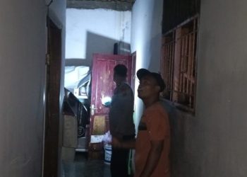 Polsek Siantar Martoba Respon Cepat Cek Rumah Warga Terkena Angin kencang di Gang Setia Baru.