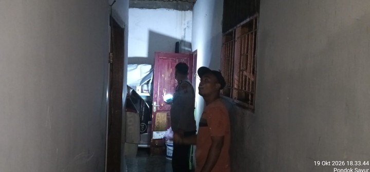 Polsek Siantar Martoba Respon Cepat Cek Rumah Warga Terkena Angin kencang di Gang Setia Baru.
