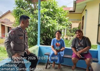 Jaga Lingkungan Sekitar Bhabinkamtibmas Polsek Siantar Selatan Sambang Ke Rumah Warga Gang Dame.