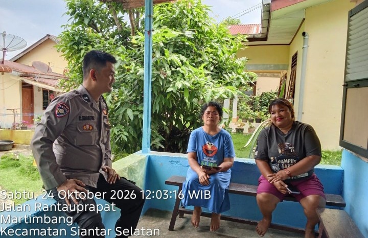 Jaga Lingkungan Sekitar Bhabinkamtibmas Polsek Siantar Selatan Sambang Ke Rumah Warga Gang Dame.