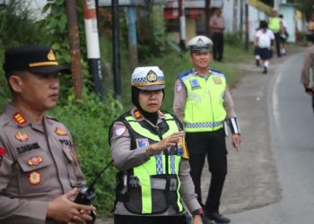 Kapolres Simalungun Turun Langsung Atur Lalu Lintas Jam Sibuk Pagi di Simpang Polsek Panei Tongah, Imbau Sopir Tak Angkut Penumpang di Atas Kap Mobil.