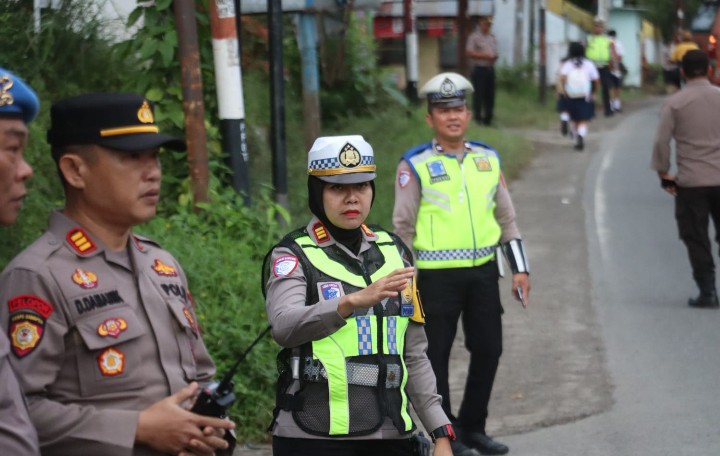 Kapolres Simalungun Turun Langsung Atur Lalu Lintas Jam Sibuk Pagi di Simpang Polsek Panei Tongah, Imbau Sopir Tak Angkut Penumpang di Atas Kap Mobil.
