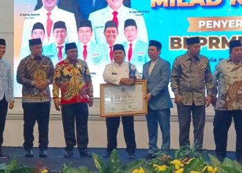 Wali Kota Pematangsiantar Wesly Silalahi, SH, MKn Terima Penghargaan BKPRMI Award Karena Peduli Anak Yatim & Pemuda Masjid.