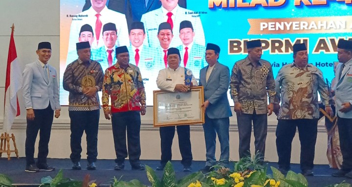 Wali Kota Pematangsiantar Wesly Silalahi, SH, MKn Terima Penghargaan BKPRMI Award Karena Peduli Anak Yatim & Pemuda Masjid.