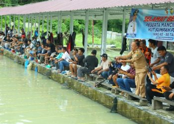 Memeriahkan Sumpah Pemuda Ke - 98 Tahun 2026, Wali Kota Pematangsiantar Wesly Silalahi, SH, MKn Diwakili Asisten Pemerintahan dan Kesejahteraan Rakyat Fidelis Edy Suranta Sembiring, SSTP, MSi Melepas Ikan Saat Final Lomba Mancing Gratis Piala Wali Kota.
