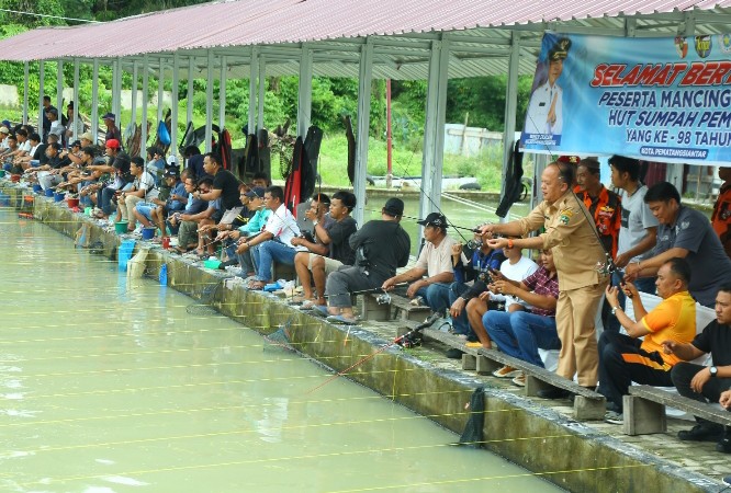 Memeriahkan Sumpah Pemuda Ke - 98 Tahun 2026, Wali Kota Pematangsiantar Wesly Silalahi, SH, MKn Diwakili Asisten Pemerintahan dan Kesejahteraan Rakyat Fidelis Edy Suranta Sembiring, SSTP, MSi Melepas Ikan Saat Final Lomba Mancing Gratis Piala Wali Kota.