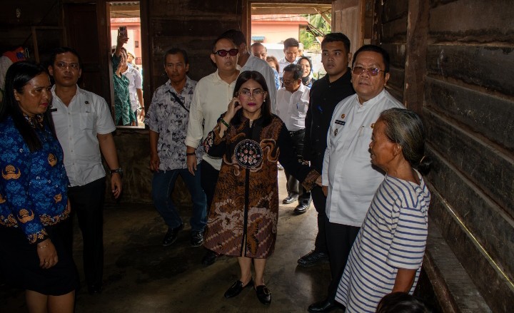 Salah Satu Rumah Yang Tidak Layak Huni di Kunjungi Wali Kota Pematangsiantar Wesly Silalahi, SH, MKn Yang Akan Dibangun Melalui Forum Tanggung Jawab Sosial dan Lingkungan Perusahaan Pematangsiantar (TJSLP) PT Bank Sumut Koordinator Cabang Pematangsiantar.