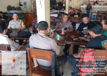 Kapolsek Siantar Timur Bersama Personil Kumpul Bersama Warga di Jalan Sangnawaluh.