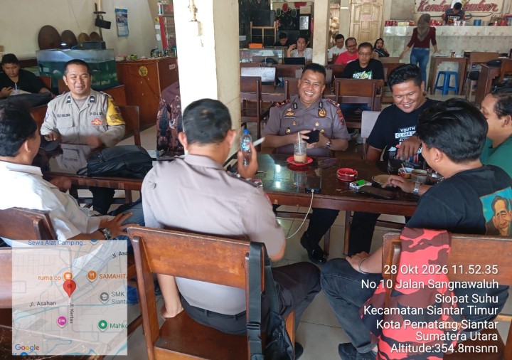 Kapolsek Siantar Timur Bersama Personil Kumpul Bersama Warga di Jalan Sangnawaluh.