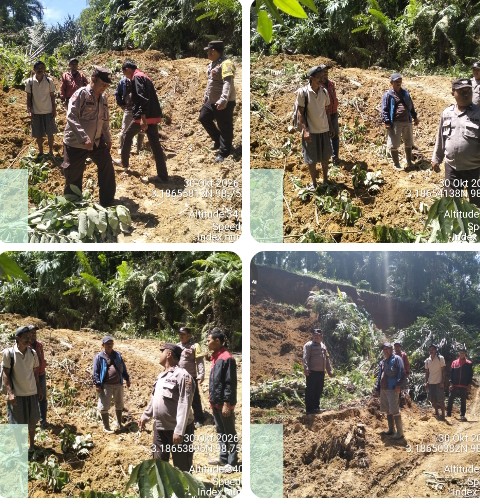 Polsek Dolok Silou Bersama Warga Gotong Royong Bersihkan Material Tanah Bencana Alam Longsor di Dusun Batu Holing.